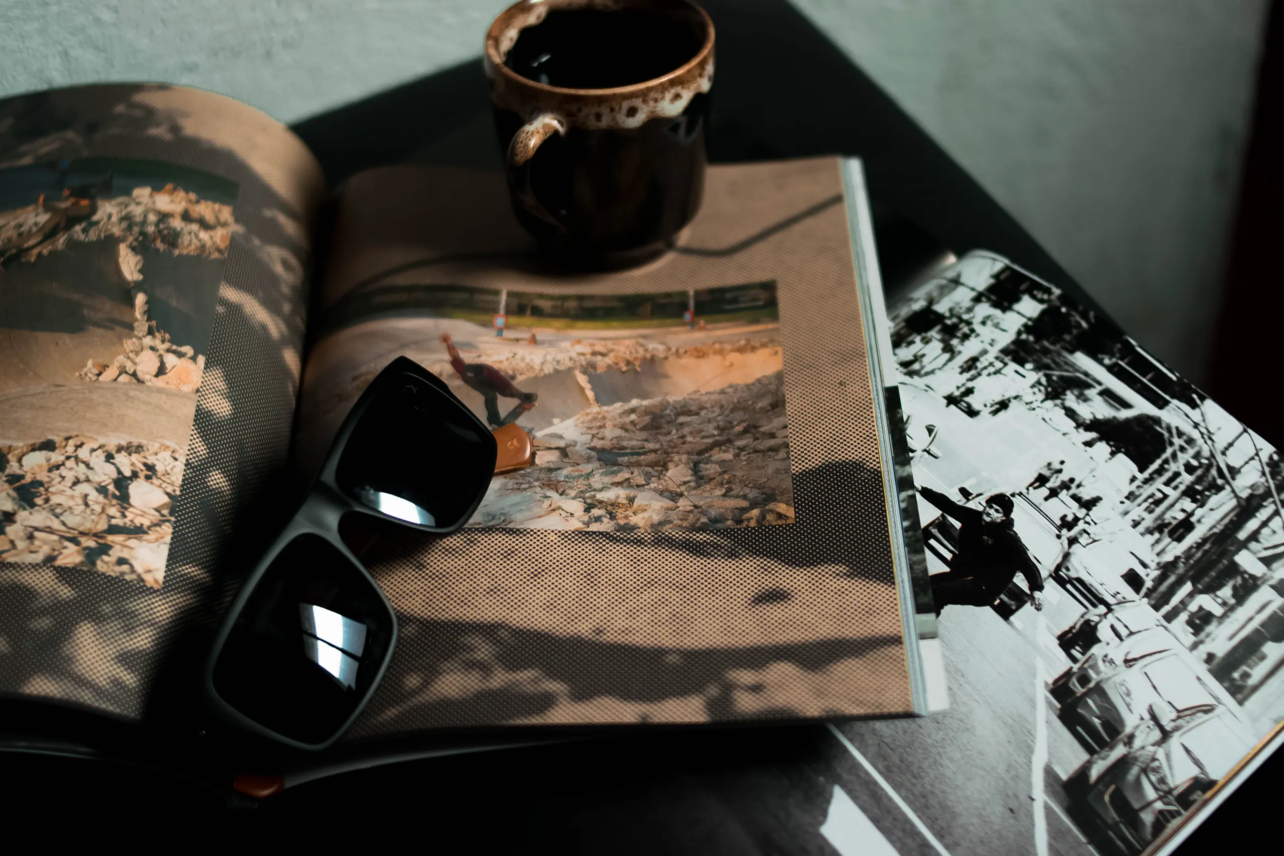 Guide imprimé ouvert sur une table